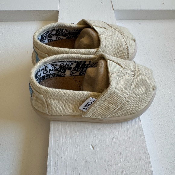 Toms Kids Shoes in Cream Canvas - Picture 2 of 4